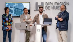 La II Feria del Vino y el Mar (VIMAR) ha acentuado en 2023 su carácter formativo y educativo, consolidándose como referente en la promoción de las bondades de los productos profesionales del mundo vitivinícola, las industrias del mar y su proyección turística para Andalucía, España y Portugal, tanto para el entorno profesional y gastronómico como para el público en general. Una de las novedades de esta segunda edición ha sido el Aula del Mar, un amplio espacio dentro del Centro de Congresos y Exposiciones ‘Ciudad de Ayamonte’ (CECA), destinado a la divulgación del patrimonio costero y pesquero, que nace con el objetivo de promover la conservación de los recursos naturales con enfoque en la sostenibilidad y el cuidado del medioambiente. El IES Guadiana, y los centros de Infantil y Primaria, Moreno y Chacón y Padre Jesús, han sido los centros que han acudido a este espacio expositivo desarrollado especialmente para esta segunda edición de la Feria del Vino y el Mar. En un emplazamiento de excepción como Ayamonte, los asistentes a VIMAR, feria promovida por el Grupo Azahara de Comunicaciones y coorganizada por la Asociación Española de Enoturismo, han podido conocer la calidad diferenciadora de los productos andaluces, a través del nuevo sello ‘Gusto del Sur’, marca de calidad lanzada por la Consejería de Agricultura, Pesca, Agua y Desarrollo Rural, una de las principales instituciones en apoyar el evento, junto a los Fondos Europeos Feder de Desarrollo Regional. Esta cita profesional tiene también el respaldo esencial de la empresa pública Turismo Andaluz, de la consejería de Turismo y Deporte de la Junta de Andalucía, así como el de la Agencia de Gestión Agraria y Pesquera de Andalucía (AGAPA), el de la Diputación Provincial de Huelva y el Ayuntamiento de Ayamonte. Además, se cuenta con la colaboración del Puerto de Huelva, el Consejo Regulador de las DD.OO.PP. de Vinos, Vinagres y Vino Naranja del Condado de Huelva, y el de otras entidades como la Eurociudad del Guadiana y el Clúster Marítimo Marino de Andalucía. VINOS EN ALZA Y PATRIMONIO CULTURAL PESQUERO La primera jornada estuvo dirigida a profesionales enoturísticos, empresas agroalimentarias, escuelas y profesionales de la hostelería –chefs, sumilleres, jefes de sala, etc.– así como distribuidores y prensa especializada, con seminarios, mesas redondas y talleres. De la segunda jornada - abierta al público general- ha destacado hoy la ponencia ‘Enoturismo en destinos de costa: casos de éxito nacionales’: “donde ha habido presentaciones de bodegas de Tarragona, el País Vasco, Navarra o las andaluzas de Jerez como González Byass, la de Privilegio del Condado o Milva, junto a Marbella”, destacó el presidente de la Organización Mundial de Enoturismo, José Antonio Vidal. Asimismo, sobre los trucos para entender los vinos del país vecino versó en el apartado de Showcookings y catas la cata ‘Sobrevivir y brillar con los vinos de Portugal. Tips y trucos para parecer un experto’ a cargo de la consultora Cristina Tierno que explicó “lo que se puede encontrar en cada región y cuáles son las variedades más típicas que se puede pedir para disfrutar de cada elección, para lo que es fundamental tener ese conocimiento”. Gran acogida ha tenido el taller ‘A ciegas por el Atlántico’, a cargo de la mejor sumiller de Andalucía 2022, Mara de Miguel, quien se declaró apasionada de los vinos andaluces y de la onubense uva Zalema: “En los últimos tiempos está habiendo bodegas, enólogos y gente joven con muchas ganas de hacer cosas maravillosas y yo creo que es uno de los mejores momentos para todos los vinos de Huelva, porque esa Zalema está sacando pecho”. Otro de los objetivos fundamentales que han marcado un salto cualitativo en esta edición, ha sido el de conocer la oportunidad de incrementar el turismo en los destinos gracias a saber potenciar su relación con estos sectores productivos esenciales. Así se ha celebrado una Mesa Redonda sobre el Relevo generacional en la pesca, con representantes del mundo de la empresa o la educación, o la ponencia sobre la Sequía en Doñana. La ponencia Recursos turísticos ligados al Patrimonio Cultural marinero, pesquero y del capital natural, fue presentada por el técnico de AGAPA, Francisco Zurita quien abordó “el amplio abanico que engloba el patrimonio cultural y económico marino, que va desde todo lo marinero y lo que venga del mar, fundamentalmente la pesca desde sus inicios hasta las salinas, pero también la extracción de plantas de las marismas, el avistamiento de aves o estrellas y, por supuesto, el capital natural”. ESCOLARES Y LA RIQUEZA DE LOS MARES Estudiantes de todas las edades han podido aprender y participar de las distintas exposiciones que se han desarrollado en el Aula del Mar, entre otras enseñanzas, las distintas artes de pesca existentes. Estas engloban todos los métodos que se han utilizado para la captura y extracción de los peces u otras especies acuáticas, como por ejemplo el pulpo, de su medio natural. Además, han podido asistir a un taller en el que han aprendido a realizar los nudos marinos, esenciales para el trabajo de marineros y pescadores. Uno de los objetivos que en su planteamiento se ha propuesto VIMAR ha sido el de trasladar los conocimientos del sector marítimo y pesquero a estudiantes de todas las edades, quienes han podido adentrarse en la riqueza de nuestros mares y océanos, y conocer con detalle uno de los principales trabajos que se desarrollan en su localidad, Ayamonte. Rociana, cuna del nacimiento de un nuevo deporte: el futring