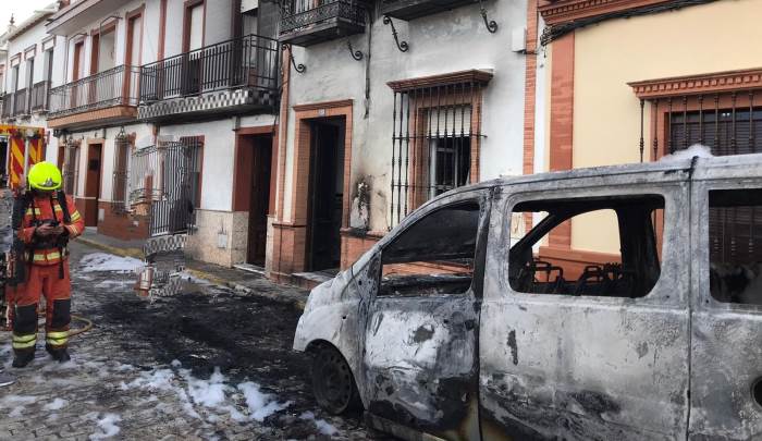 Dos viviendas afectadas por el incendio de una furgoneta en La Palma