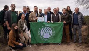 El Betis planta 100 árboles en el paraje Las Peñuelas de Moguer