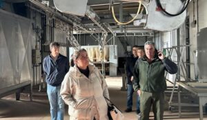 La diputada de Agricultura visita las instalaciones del matadero del Andévalo