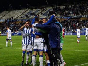 Jugadores del Recre celebrando el gol. (L. Limón)