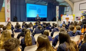 Toscano reflexiona sobre el valor de la política en una charla en el colegio Santo Ángel