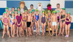 Los pequeños del Club Natación Colombino reciben la visita de los Reyes Magos