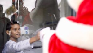 La emocionante visita de Papá Noel a los niños hospitalizados en Huelva