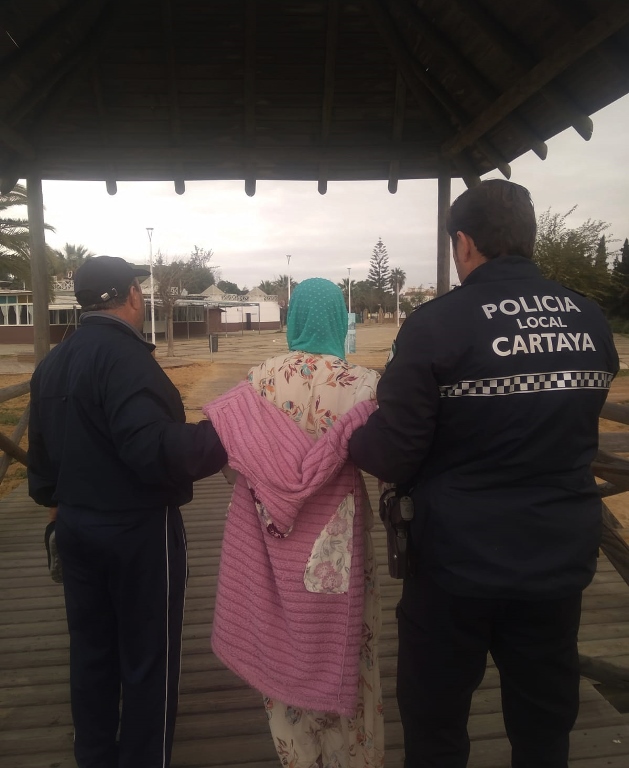 La Policía Local salva a una mujer que había caído al agua en el Paraje de La Ribera de Cartaya