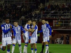 Jugadores celebrando el gol de Antonio Domínguez. (L. Limón)