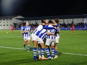 Jugadoras del Sporting celebrando un gol. (L. Limón)