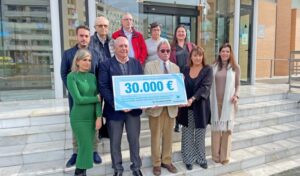 La Fundación Atlantic Copper entrega un cheque de 30.000 euros a ocho entidades sociales