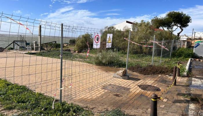 Las calles de acceso a la playa de El Portil dañadas por el último temporal, precintadas