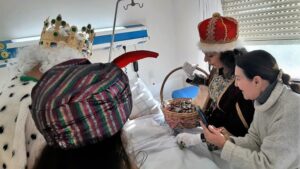 Los Reyes Magos llevan la magia de la Navidad a los pacientes ingresados en el Infanta Elena