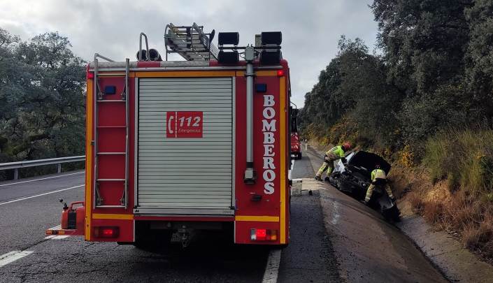 Bomberos intervienen en el incendio de una cocina en Moguer y un accidente en Almonaster