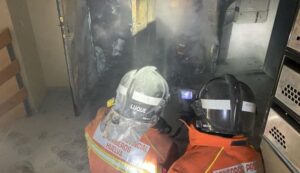 Bomberos actúan en un incendio en los contadores de un edificio en Moguer