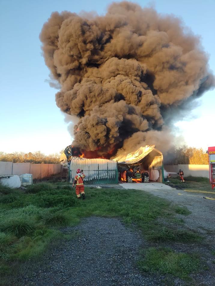 Un incendio en una nave de plásticos en Moguer provoca una gran columna de humo negro