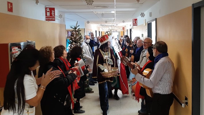 Los Reyes Magos llevan la magia de la Navidad a los pacientes ingresados en el Infanta Elena