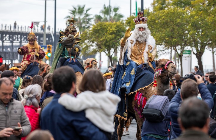 Fotogalería: Multitudinaria llegada de los Reyes Magos a Huelva