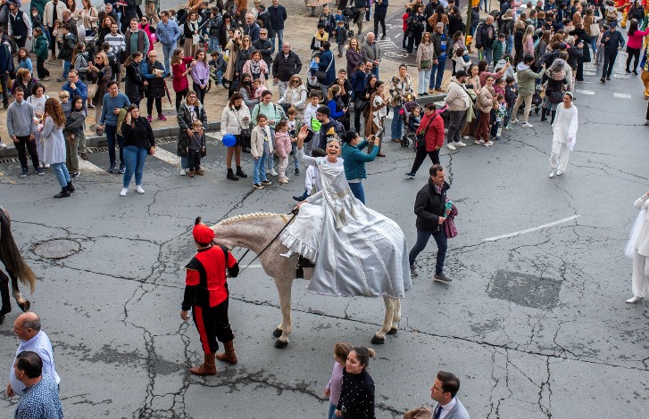 Fotogalería: Multitudinaria llegada de los Reyes Magos a Huelva