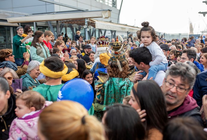 Fotogalería: Multitudinaria llegada de los Reyes Magos a Huelva