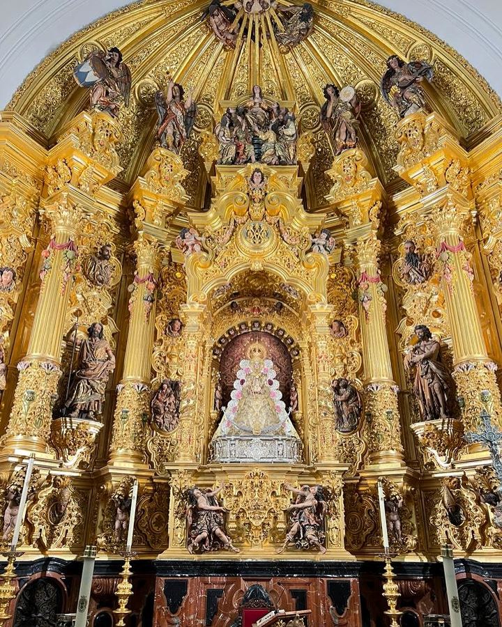 La Virgen del Rocío, entronizada de nuevo en su camarín