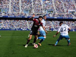 Luis Alcalde controlando un balón. (L. Limón)