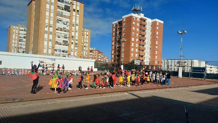 Imágenes del pasacalles de Carnaval del colegio Marismas del Odiel de Huelva