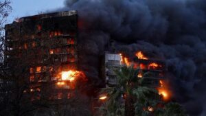 Rossi pide revisar el revestimiento de los edificios de Huelva tras el trágico incendio de Valencia