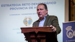 Toscano presenta la estrategia de reto demográfico de Diputación a alcaldes del Andévalo