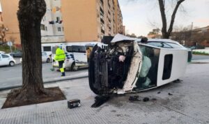 Un conductor ebrio vuelca su coche en la avenida Diego de Morón de Huelva capital
