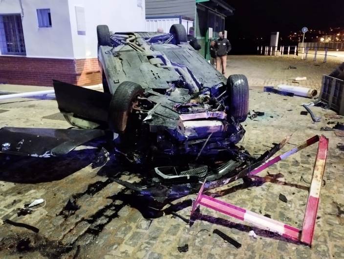 Brutal accidente de un BMW en el puerto pesquero de Ayamonte