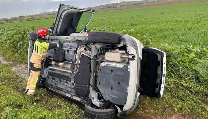 Bomberos intervienen en un accidente de coche y el incendio de una vivienda en San Juan