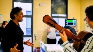 Arcángel y Paco Cruzado llevan su música a los pacientes de UCI del Juan Ramón Jiménez