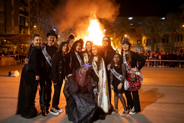 El tradicional entierro del Choco pone fin al Carnaval Colombino 2024