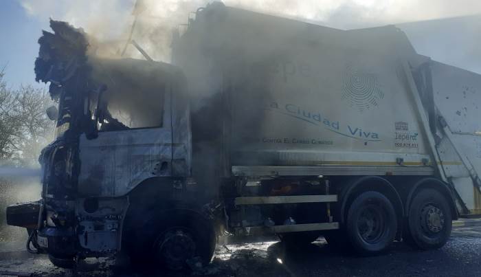 Bomberos actúan en los incendios de un coche, un camión de residuos y una casa