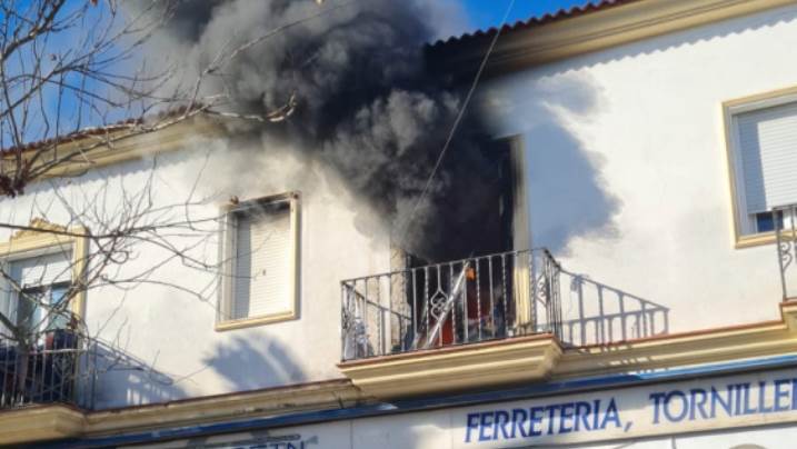 Bomberos actúan en los incendios de un coche, un camión de residuos y una casa