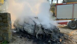 Bomberos actúan en los incendios de un coche, un camión de residuos y una casa
