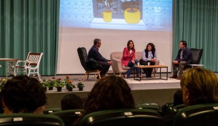 Juan Cobos Wilkins y la ‘abuela de dragones’ debaten sobre mayores en la Universidad