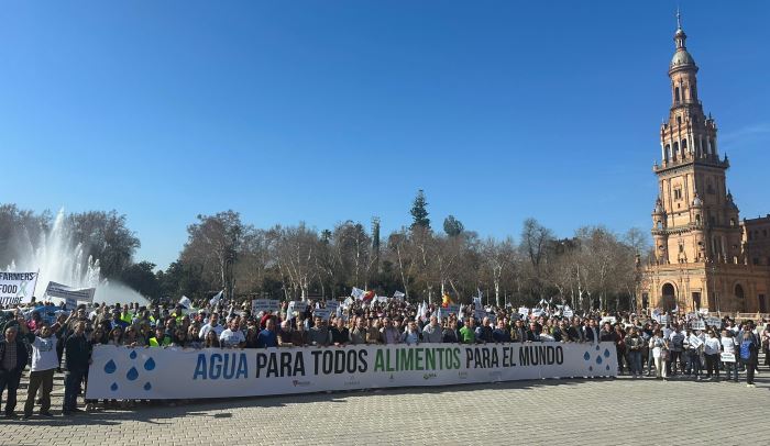 Manifestación por el agua de los agricultores onubenses en Sevilla