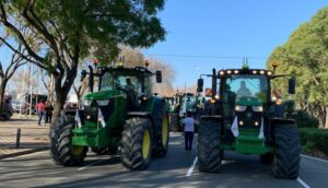 Arranca la manifestación por el agua de los agricultores onubenses en Sevilla