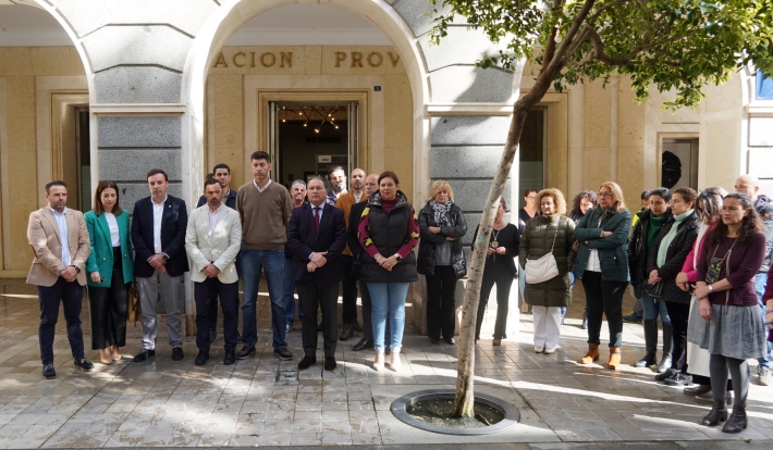 Huelva se suma a los minutos de silencio por los dos guardias civiles fallecidos en Barbate