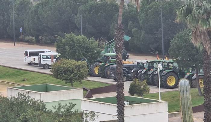 Los agricultores onubenses trasladan sus protestas a la puertas de la Casa Colón