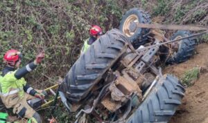 Muere un anciano de 86 años al volcar el tractor que conducía en Moguer