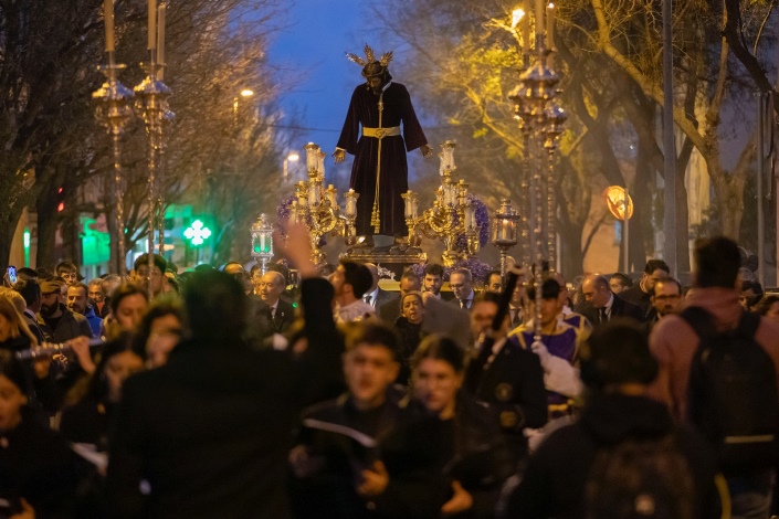 El Vía Crucis oficial de la Semana Santa de Huelva 2024, en imágenes