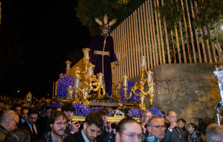 El Vía Crucis oficial de la Semana Santa de Huelva 2024, en imágenes