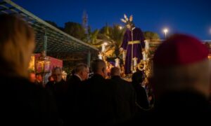 El Vía Crucis oficial de la Semana Santa de Huelva 2024, en imágenes