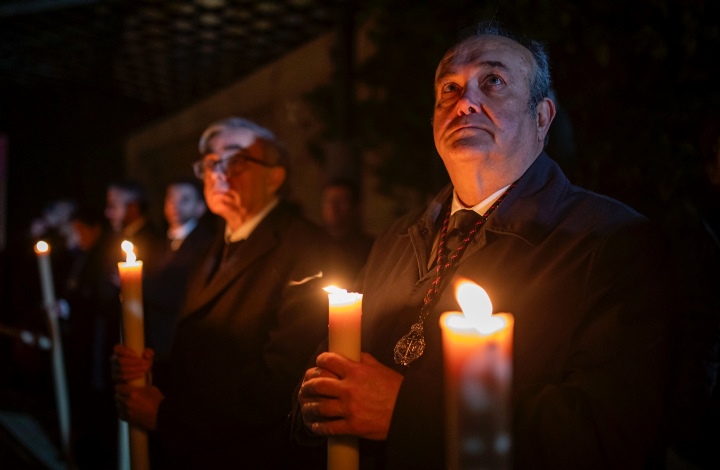 El Vía Crucis oficial de la Semana Santa de Huelva 2024, en imágenes