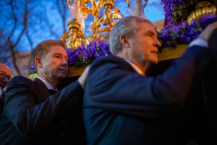 El Vía Crucis oficial de la Semana Santa de Huelva 2024, en imágenes