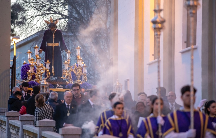 El Vía Crucis oficial de la Semana Santa de Huelva 2024, en imágenes