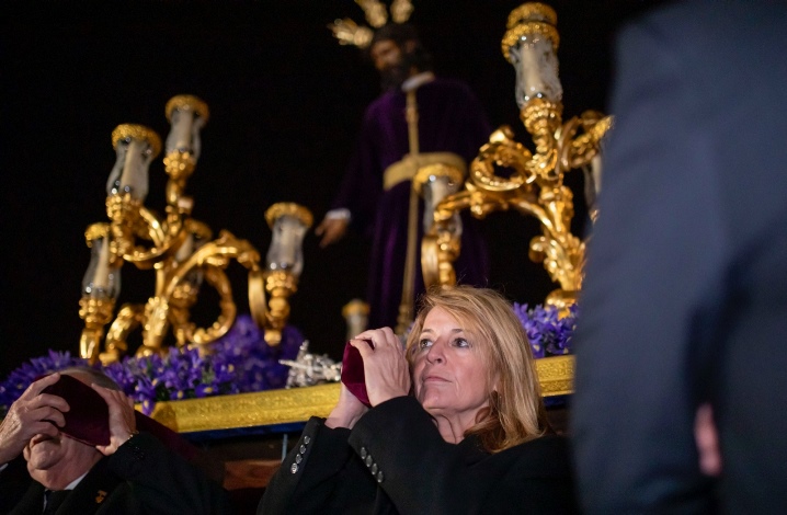 El Vía Crucis oficial de la Semana Santa de Huelva 2024, en imágenes