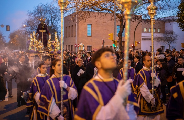 El Vía Crucis oficial de la Semana Santa de Huelva 2024, en imágenes