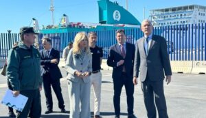 La subdelegada del Gobierno y el presidente del Puerto visitan el Muelle Sur