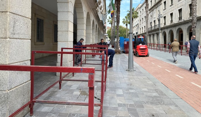 El montaje de los palcos para la Semana Santa en Huelva, en marcha